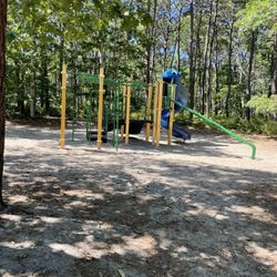 Flax Pond - Shady playground with sand