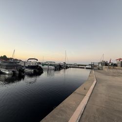 Crabby's On The Lakefront - Free Boat parking Available!