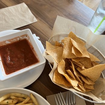 Cali - Brandon - Chips & Salsa - New American Near Me - Riverview, Florida