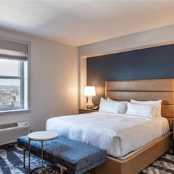 The Yorktowne Hotel, Tapestry Collection by Hilton - Guest room