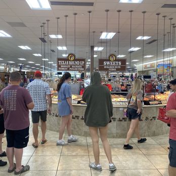 Buc-ee’s - A huge crowd around the food stalls, - Gas Stations Near Me - Smiths Grove, Kentucky