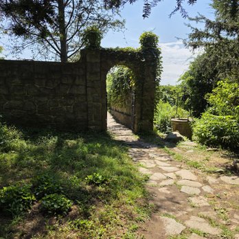 Harkness Memorial State Park - Entrance to the gardens - Landmarks & Historical Buildings Near Me - Waterford, Connecticut