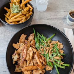 Ponko Chicken - Grilled chicken with green beans and Ponko fries