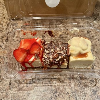 Mak & Cheesecakes - Flight (Classic Strawberry, Mini Turtle, Banana Pudding) - Desserts Near Me - Simpsonville, South Carolina