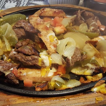 Arturo's Mexican Restaurant - Combo beef/chicken lunch fajitas - Mexican Near Me - Irving, Texas