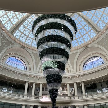 San Francisco Centre - Top floor upside down Christmas tree - Shopping Centers Near Me - San Francisco, California San Francisco Centre - Top floor upside down Christmas tree - Shopping Centers Near Me - San Francisco, California
