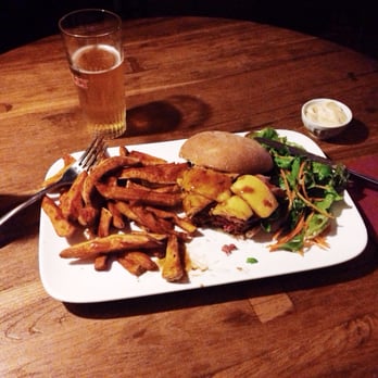 Cool Bun - Jack Daniel sauce burger with smoked cheddar and applewood smoked bacon, with sweet potato fries ! - Burgers Near Me - Saint-Gilles, BRU Cool Bun - Jack Daniel sauce burger with smoked cheddar and applewood smoked bacon, with sweet potato fries ! - Burgers Near Me - Saint-Gilles, BRU