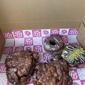 Friendly Donuts - Apple Fritters, Cronut, and Dubai Chocolate Pistachio - Donuts Near Me - Orange, California Friendly Donuts - Apple Fritters, Cronut, and Dubai Chocolate Pistachio - Donuts Near Me - Orange, California