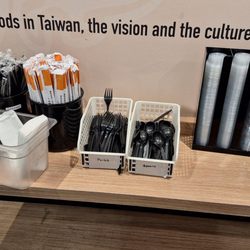 Bafang Dumpling - Utensils and condiments selection