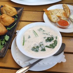 Himalayak - Tsam Tuk (Suppe), Tse Pale (Teigtaschen), Channa Daali und tibetisches Brot mit Dips