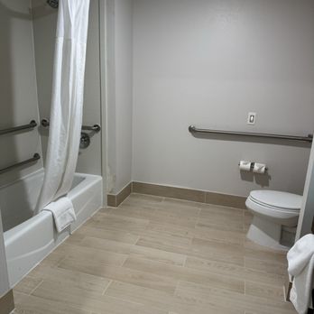 Hampton Inn & Suites Mansfield - Accessible bathroom - Hotels Near Me - Mansfield, Texas Hampton Inn & Suites Mansfield - Accessible bathroom - Hotels Near Me - Mansfield, Texas