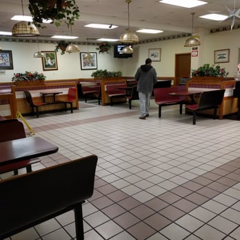 Dodo's Chicken - Spacious dining area - Colombian Near Me - Houston, Texas