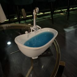 Oscar’s - Taft Tub - gin, lemon, Lillet, blue curaçao, champagne rose bubbles