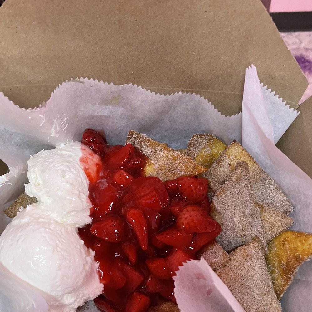 Fried cheesecake with ice and nacho chips