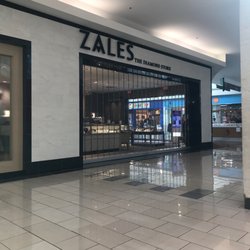 Zales Jewelers - 10:10am and the store is still closed.