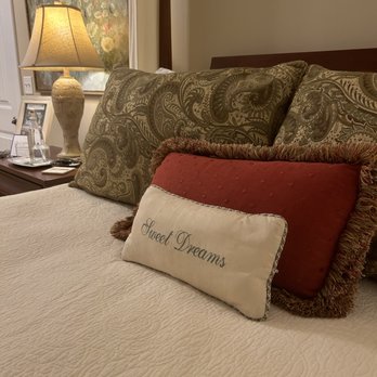 Bed and Breakfast on Tiffany Hill - Relaxing and comfy room. - Bed & Breakfast Near Me - Mills River, North Carolina Bed and Breakfast on Tiffany Hill - Relaxing and comfy room. - Bed & Breakfast Near Me - Mills River, North Carolina