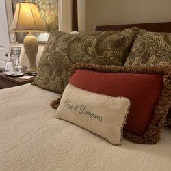 Bed and Breakfast on Tiffany Hill - Relaxing and comfy room.