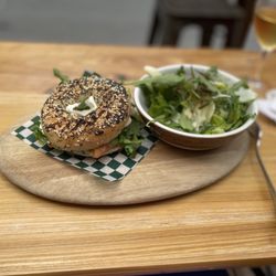 Le Buck - Pub Gastronomique - Smoked salmon on bagel with side salad