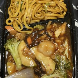 Lucky Buffet - Chicken W. Garlic Sauce (Combo)