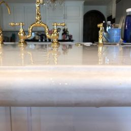 Dripping water from uneven countertop Dripping water from uneven countertop