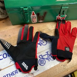 The Bikery At the Brewery - Race face full finger gloves. Excellent.