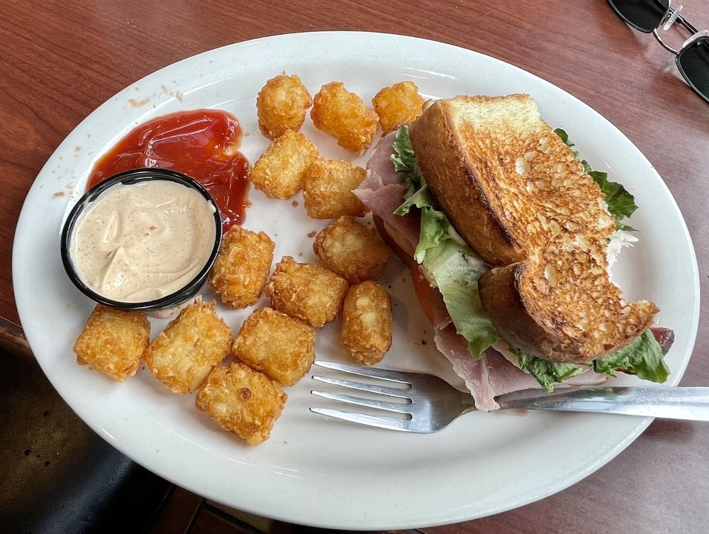 Oscar's All American Food and Drinks Logo