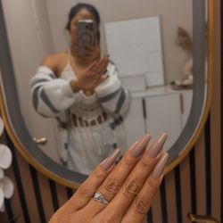 I love doing my nails here. Lida it was amazing. Thank you.