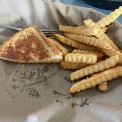 Socket’s Bar & Grill - Grilled cheese- 9/10 Fries- 8/10