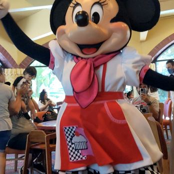 Goofy's Kitchen - Minnie Getting Into The Groove! - American Near Me - Anaheim, California
