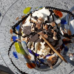 Eiscafé Rosa - Tartufo mit Schlagsahne und Schokoladensplittern an Schokosoße