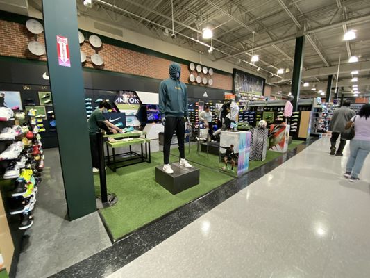 DICK'S Sporting Goods by null