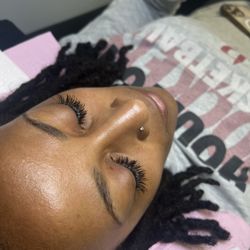 Lash Out Lounge - Eyelash Extensions