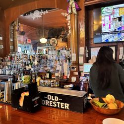 Spring Street Bar & Grill - Full bar