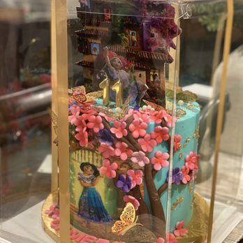 L A Custom Cakes - This beautiful cake came in a presentation box! - Cupcakes Near Me L A Custom Cakes - This beautiful cake came in a presentation box! - Cupcakes Near Me