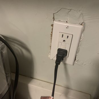 17th Street Inn - Broken wall socket - Hotels Near Me - Tybee Island, Georgia 17th Street Inn - Broken wall socket - Hotels Near Me - Tybee Island, Georgia