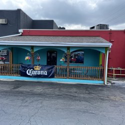 Los Panchos Mexican Restaurant - Outside small seating area