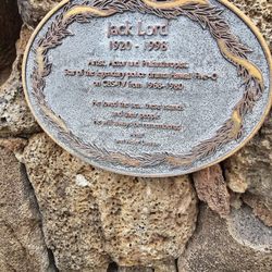 Jack Lord Memorial Bust - Artist: Lynn Weller Liverton