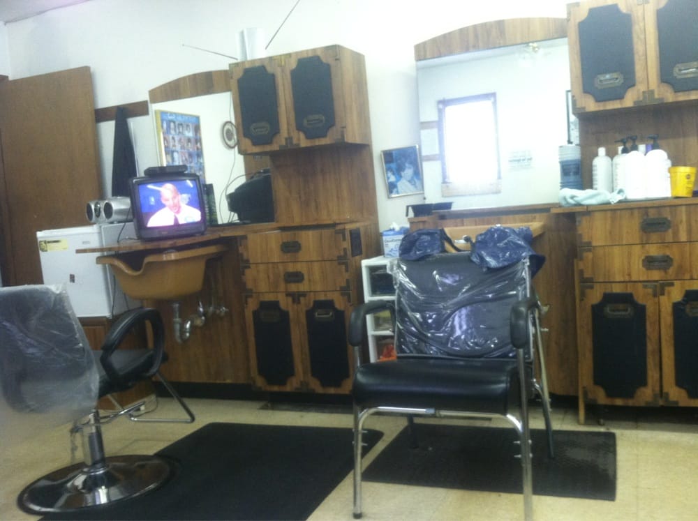 DOUG’S BARBER & BEAUTY SHOP Updated August 2024 703 Wren St
