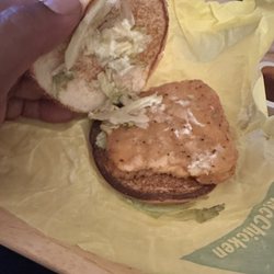 Dry ass sandwich with no lettuce nor mayo!!!