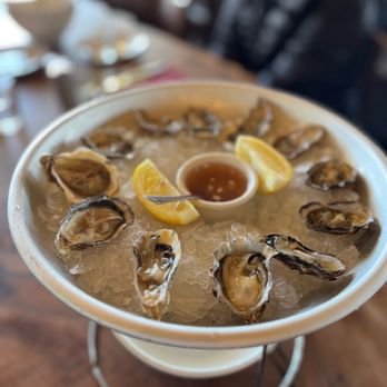 Le Garage - Plateau d'huitres 12 oysters - French Near Me - Sausalito, California Le Garage - Plateau d'huitres 12 oysters - French Near Me - Sausalito, California