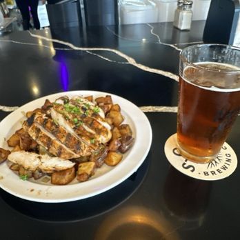 Dr Grubb's - Blackened Chicken with Roasted Garlic Apple Aioli and an amber ale from Pomona - American Near Me - Claremont, California Dr Grubb's - Blackened Chicken with Roasted Garlic Apple Aioli and an amber ale from Pomona - American Near Me - Claremont, California
