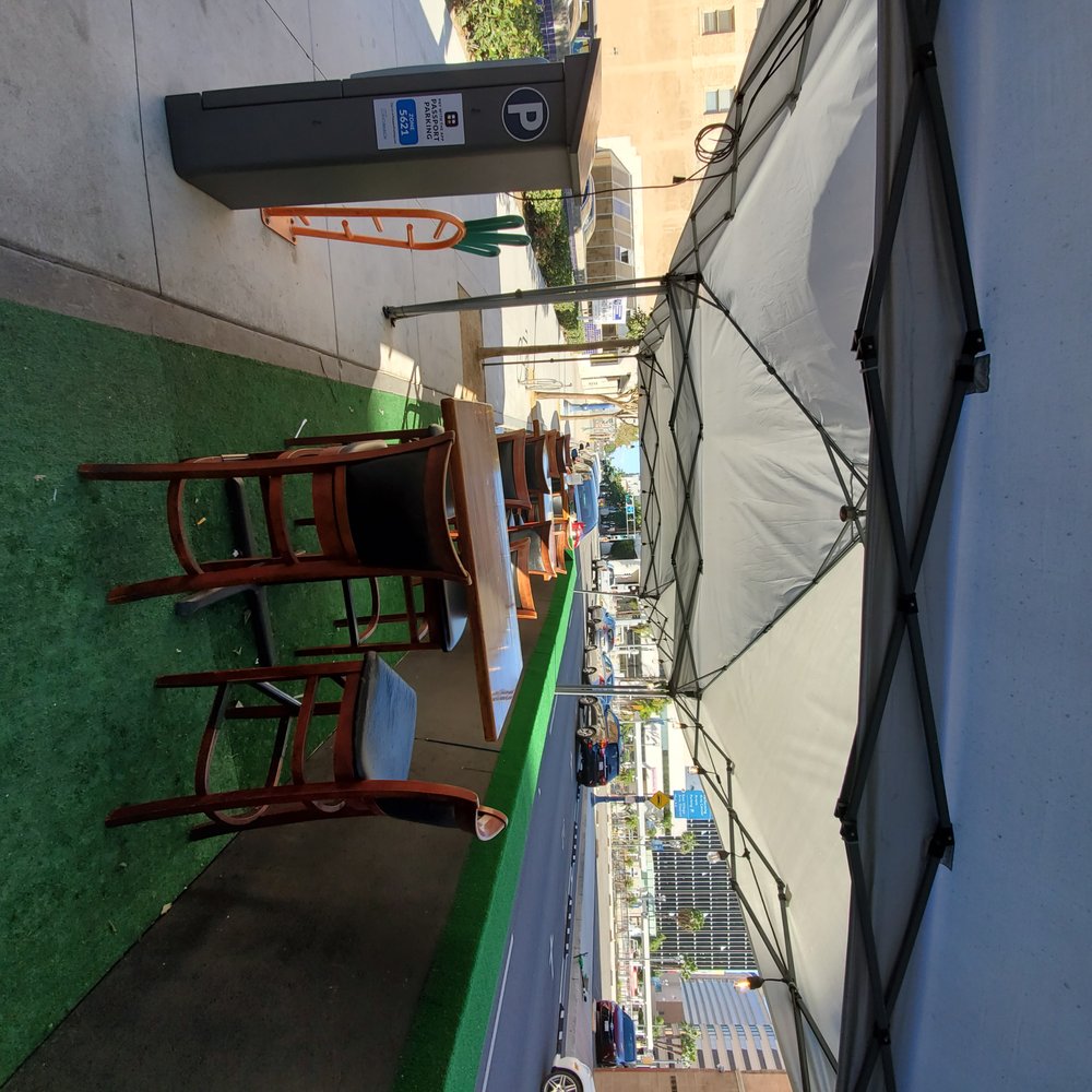 Leo's Mexican Grill - Outside patio which is a good setup. - Mexican Near Me - Long Beach, California