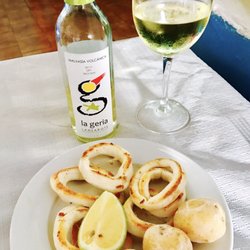 Las Nasas - Half portion grilled squid (calamari) with half bottle Lanzarote wine (€8)