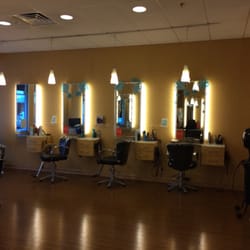 Regis Salon - Nice and quiet on a Sunday afternoon. Walk-ins welcome.