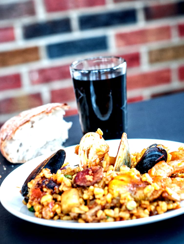 Paellas at your place by Antonio Logo