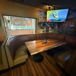 Trailblazer Craft Pizza & Brews - Big booth for large family's. Great decor.