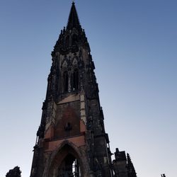 Mahnmal St. Nikolai - Kirchturm mit Kirchenglocken