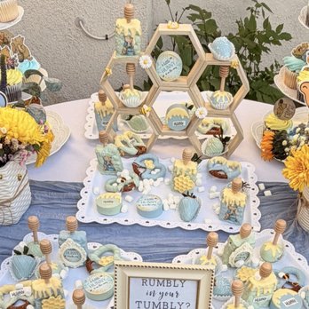 The Sweet Spot - Cake pops, covered Oreos, chocolate strawberries, rice crispies, chocolate covered pretzels. - Desserts Near Me