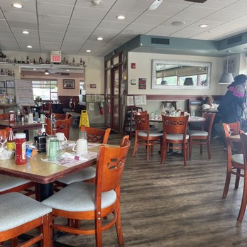 Berry Hill Cafe - More of the dining room - Breakfast & Brunch Near Me - Midlothian, Illinois