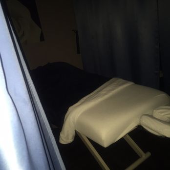 ToeToSoul Relax Lounge - The massage bed and curtain - Massage Near Me - Vancouver, British Columbia